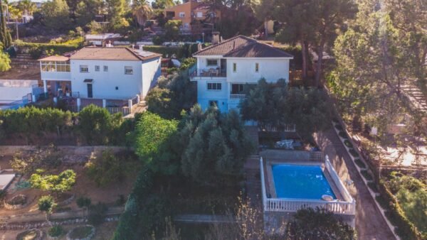 ENCANTADOR CHALET VERSÁTIL Y CON ESTILO EN CHIVA