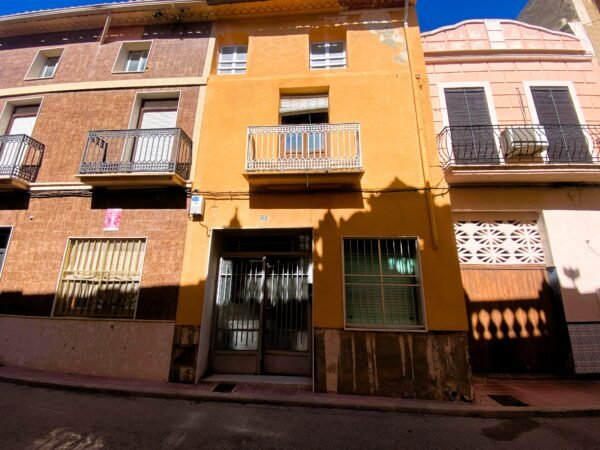 CASA DE PUEBLO CON ENCANTO SEMI REFORMADA EN LLAURÍ – 185 m², 3 plantas y jardín con potencial