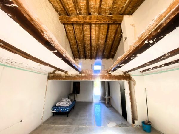 CASA DE PUEBLO CON ENCANTO SEMI REFORMADA EN LLAURÍ – 185 m², 3 plantas y jardín con potencial