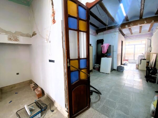 CASA DE PUEBLO CON ENCANTO SEMI REFORMADA EN LLAURÍ – 185 m², 3 plantas y jardín con potencial