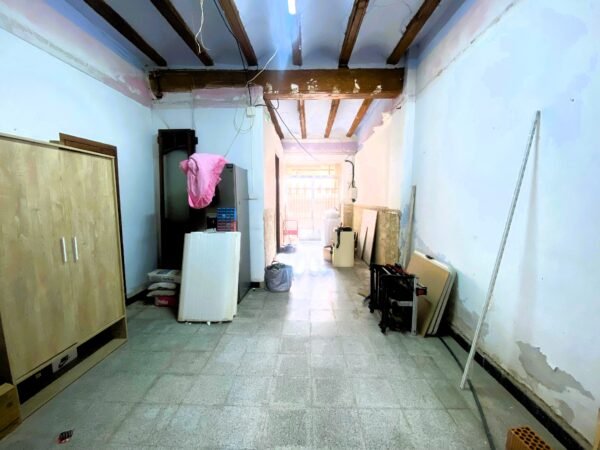 CASA DE PUEBLO CON ENCANTO SEMI REFORMADA EN LLAURÍ – 185 m², 3 plantas y jardín con potencial