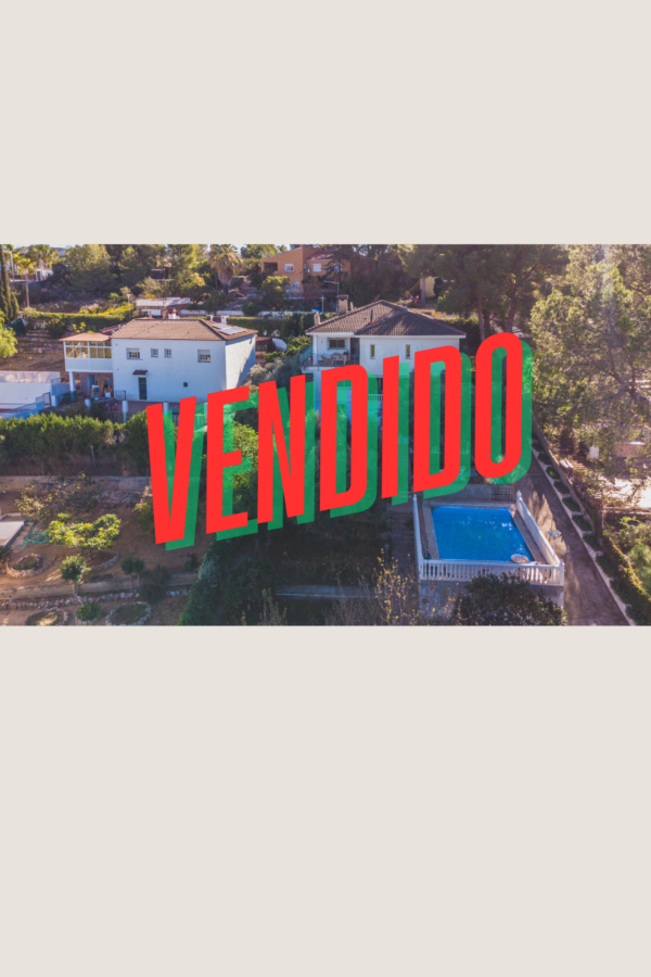 ENCANTADOR CHALET VERSÁTIL Y CON ESTILO EN CHIVA